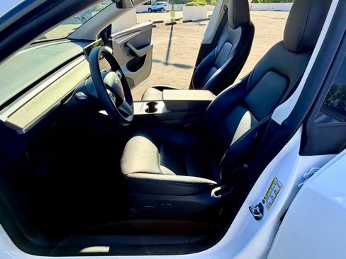 Used 2025 Tesla Model Y Long Range AWD/4WD image 29