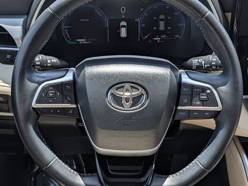 Used 2023 Toyota Highlander Platinum FWD image 13