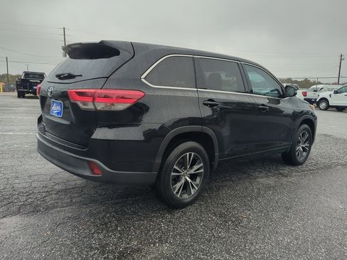 Used 2018 Toyota Highlander LE image 3