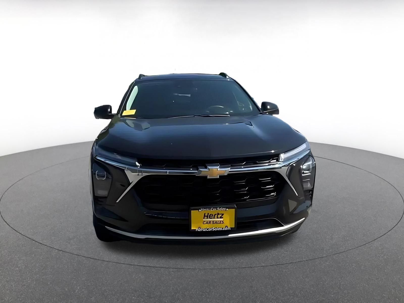 Used 2025 Chevrolet Trax LT FWD image 3