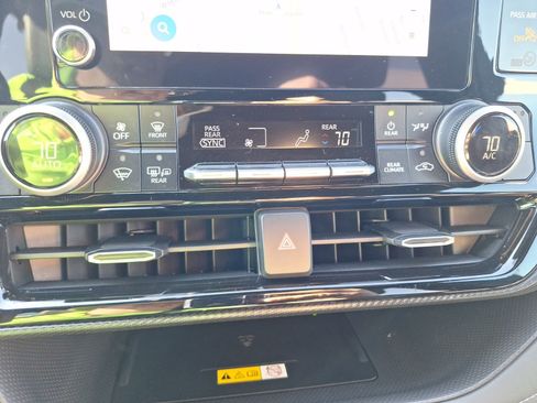 Used 2024 Toyota Highlander LE image 28