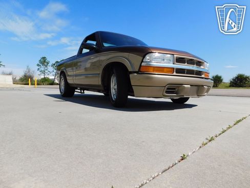 Used 2000 Chevrolet S10 Pickup LS w/ Preferred Equipment Group image 12