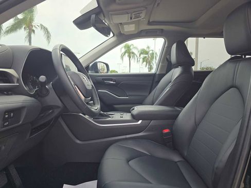 Certified 2025 Toyota Highlander XLE FWD image 22