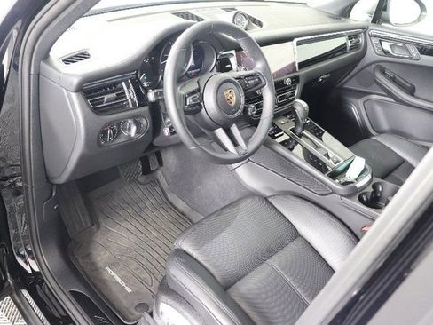 Used 2025 Porsche Macan image 3