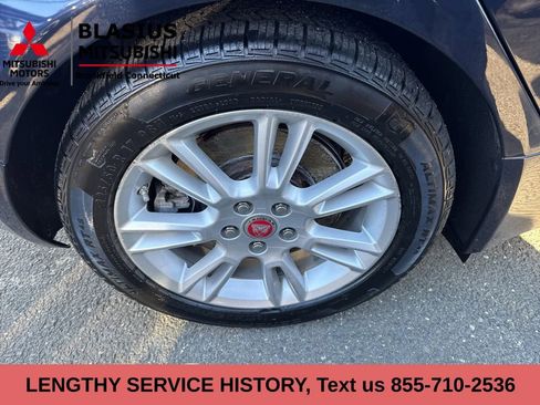 Used 2017 Jaguar XE Premium image 3