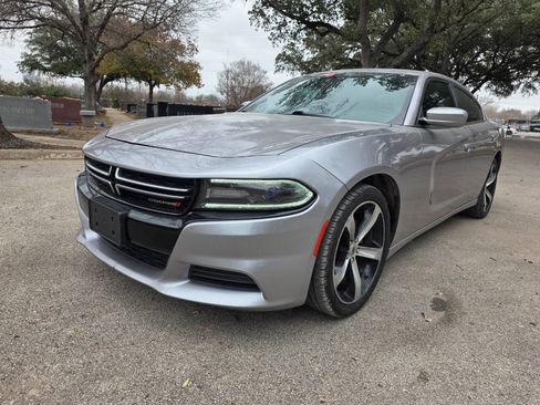 Used 2017 Dodge Charger SE RWD image 5