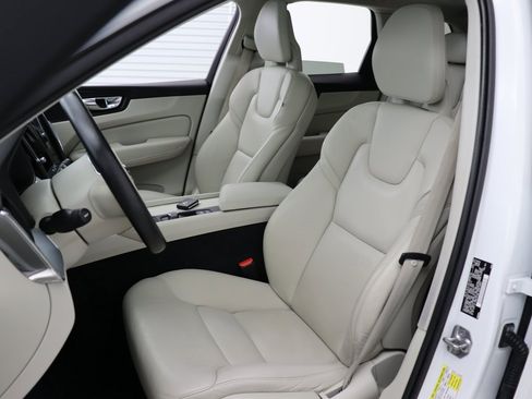 Used 2018 Volvo XC60 T6 Momentum w/ Vision Package image 10