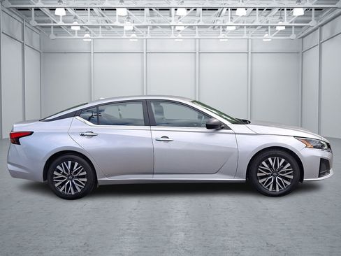 Used 2024 Nissan Altima 2.5 SV FWD image 6