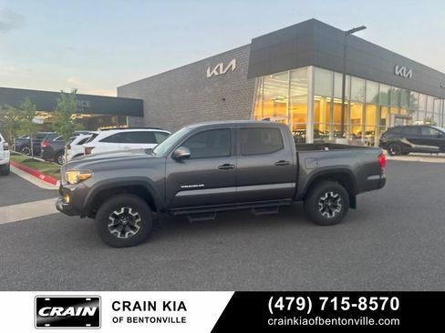 Used 2017 Toyota Tacoma TRD Off-Road w/ Premium & Technology Package AWD/4WD image 7