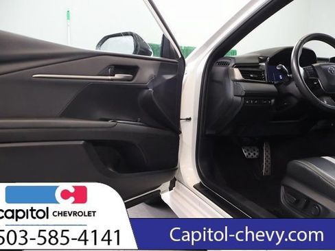 Used 2025 Toyota Camry SE FWD image 9