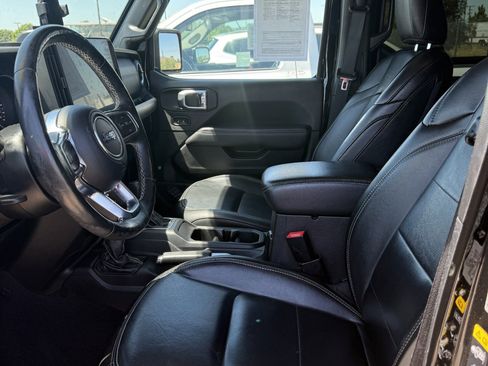 Used 2020 Jeep Gladiator Overland AWD/4WD image 5