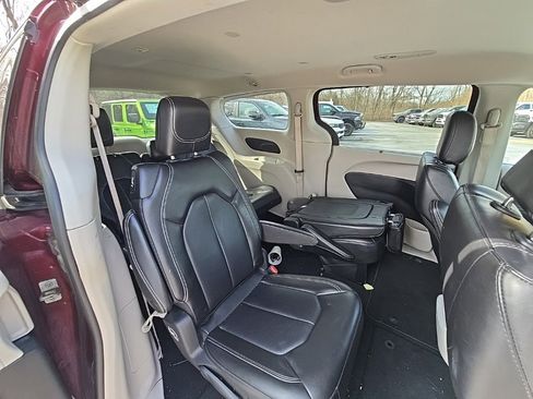 Used 2023 Chrysler Pacifica Touring-L image 17
