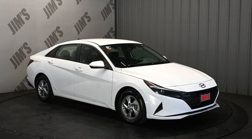 Used 2021 Hyundai Elantra SE FWD image 3