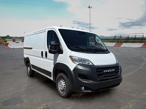 Used 2025 RAM ProMaster 2500 w/ Convenience Group FWD image 2