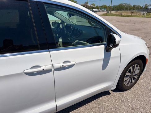 Used 2023 Chrysler Pacifica Touring-L FWD image 7