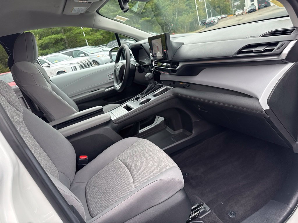 Used 2026 Toyota Sienna LE FWD image 27