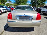 Used 2011 Lincoln Town Car Signature Limited image 4