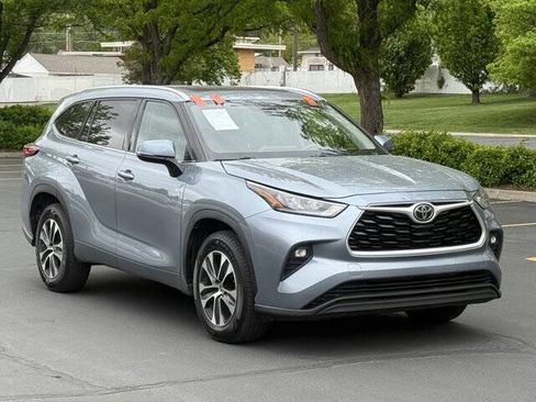 Used 2020 Toyota Highlander XLE FWD image 2