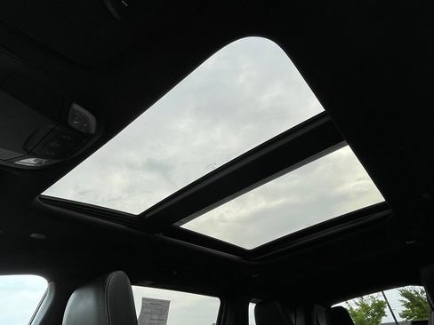 Used 2024 Chrysler Pacifica Premium FWD image 3