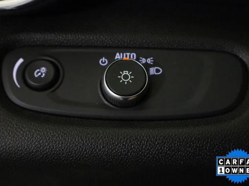 Used 2025 Chevrolet Trax LT FWD image 33