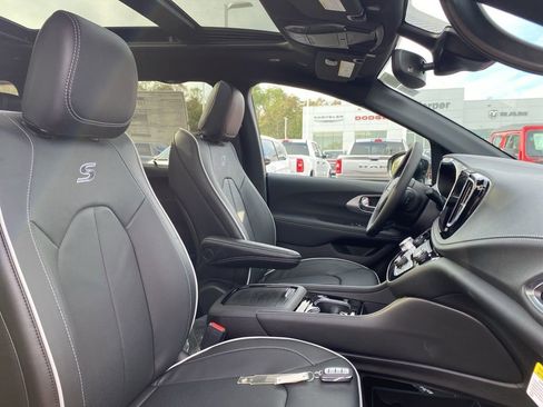 New 2026 Chrysler Pacifica Limited w/ S Appearance Package image 11