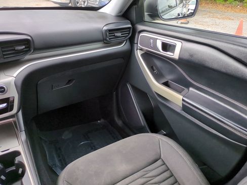 Used 2021 Ford Explorer XLT image 17