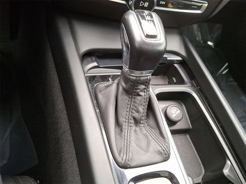 Used 2020 Volvo V60 T5 Cross Country image 16