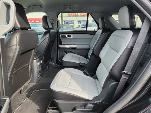 Used 2021 Ford Explorer XLT w/ Equipment Group 202A AWD/4WD image 14