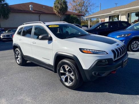 Used 2017 Jeep Cherokee Trailhawk image 5