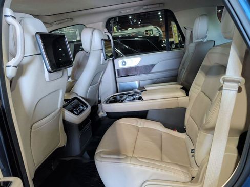 Used 2019 Lincoln Navigator Reserve AWD/4WD image 3