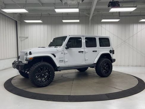 Used 2019 Jeep Wrangler Unlimited Sahara AWD/4WD image 4