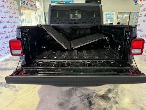 Used 2023 Jeep Gladiator Willys image 17