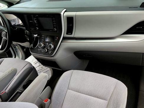 Certified 2020 Toyota Sienna LE w/ LE Preferred Package FWD image 16