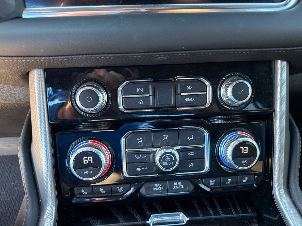 Used 2024 GMC Yukon Denali w/ Advanced Technology Package AWD/4WD image 25