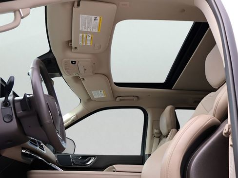 Used 2024 Lincoln Navigator Premiere AWD/4WD image 40