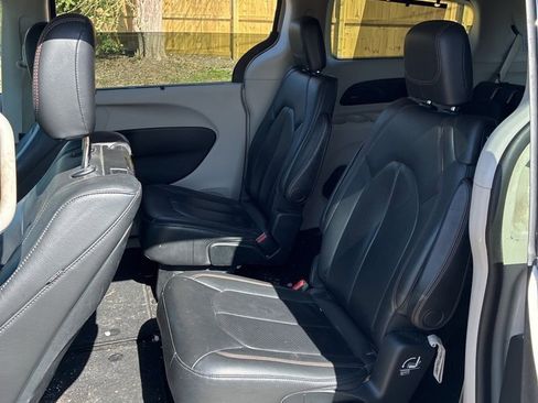 Used 2017 Chrysler Pacifica Touring-L Plus image 12