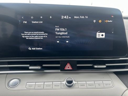 Used 2023 Hyundai Elantra Limited image 9