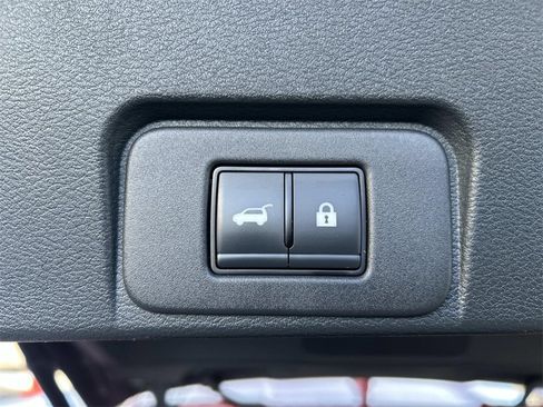 Used 2025 Nissan Rogue SV w/ SV Premium Package image 14