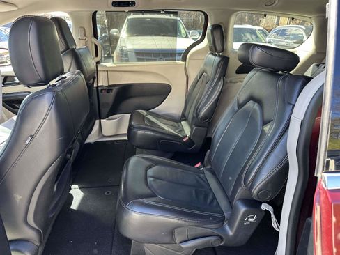 Used 2022 Chrysler Pacifica Touring-L AWD/4WD image 16