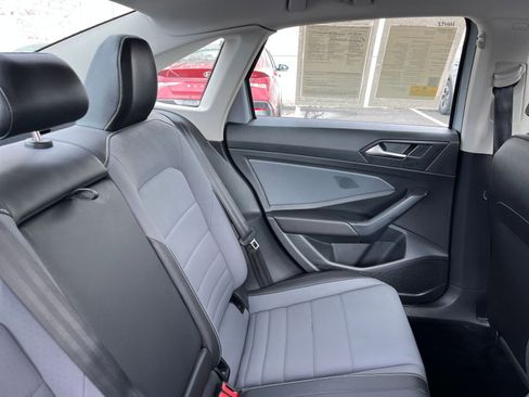 Used 2025 Volkswagen Jetta SE FWD image 38