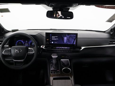 Used 2026 Toyota Sienna Limited FWD image 8