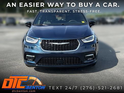 Used 2025 Chrysler Pacifica Select FWD image 2