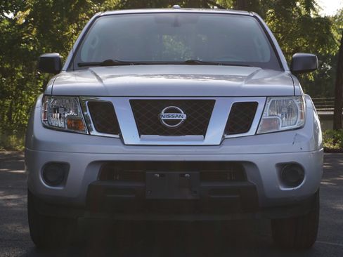 Used 2017 Nissan Frontier SV RWD image 2