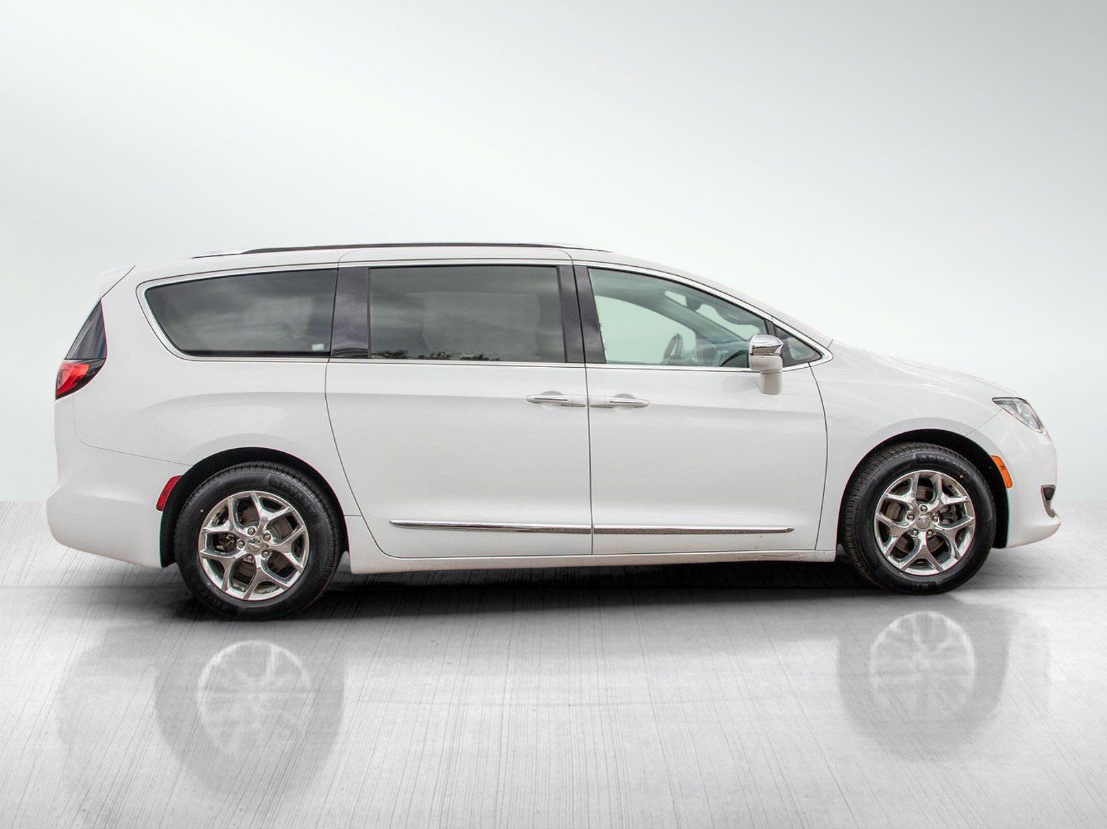 Used 2017 Chrysler Pacifica Limited FWD image 6