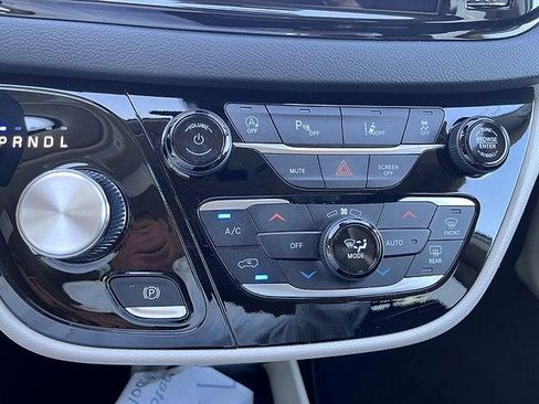Used 2024 Chrysler Pacifica Touring-L FWD image 19