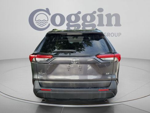 Used 2021 Toyota RAV4 LE FWD image 5