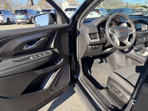 Used 2024 GMC Terrain SLE w/ Driver Convenience Package image 10