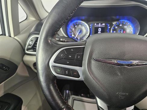 Used 2020 Chrysler Pacifica Touring-L image 34