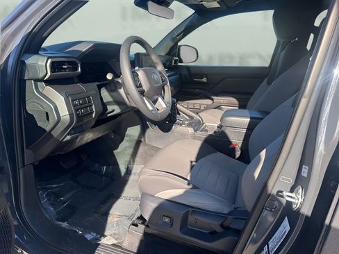 Used 2025 Toyota Tacoma TRD Off-Road image 9