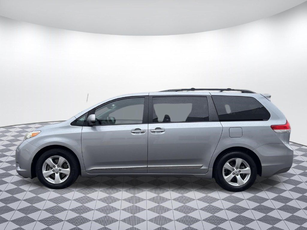 Used 2013 Toyota Sienna LE w/ Towing Pkg FWD image 4